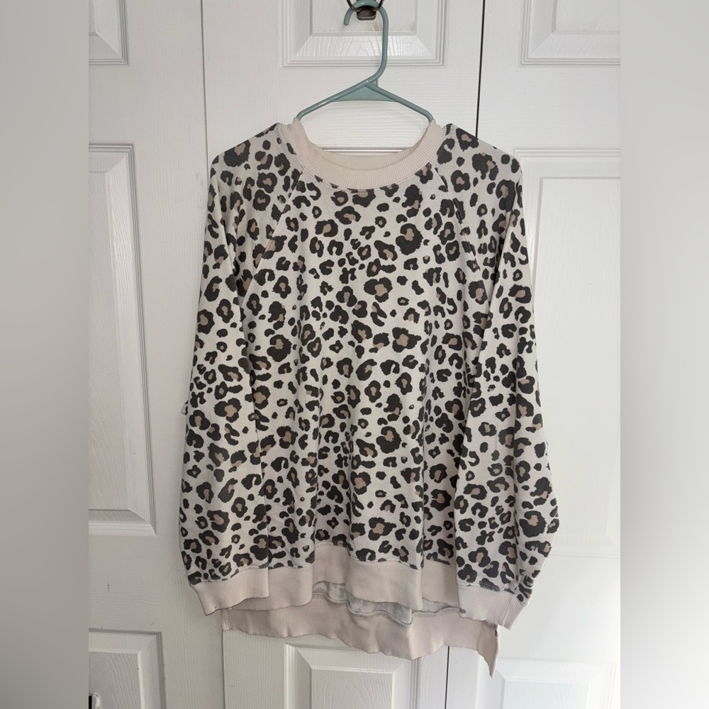 American Eagle Leopard Print Oversized pullover crewneck